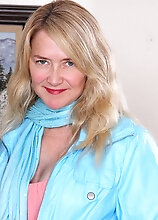 Busty Cougar Eva Griffin Spreads Her Older Pussy.