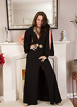 Incredible Looking Marlyn From Allover30 Slide Off Her Tight Nylons